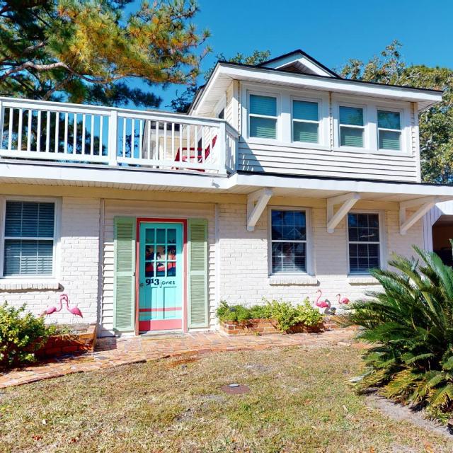 Exterior of 913 Jones Avenue home with garage on Tybee Island