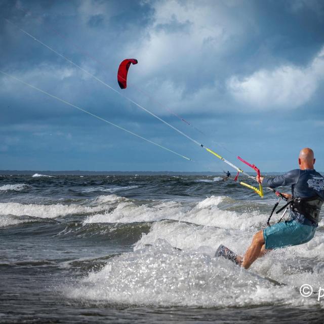A man parasailing in the ocean.