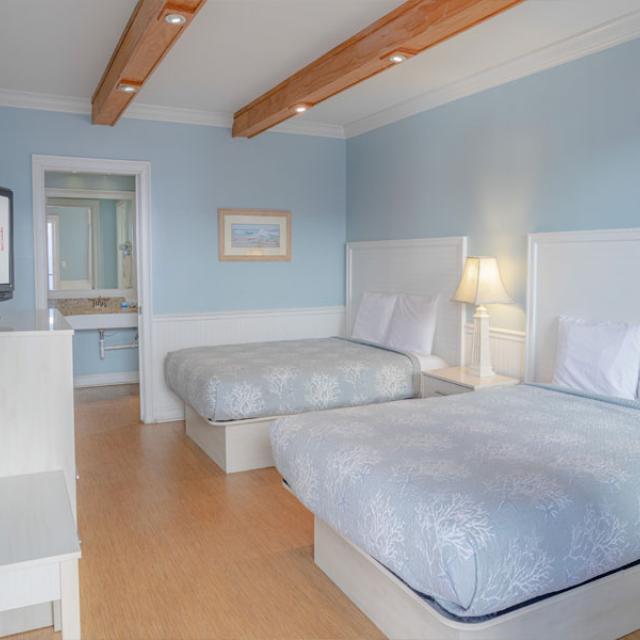 A bright and airy double bed hotel room on Tybee Island.