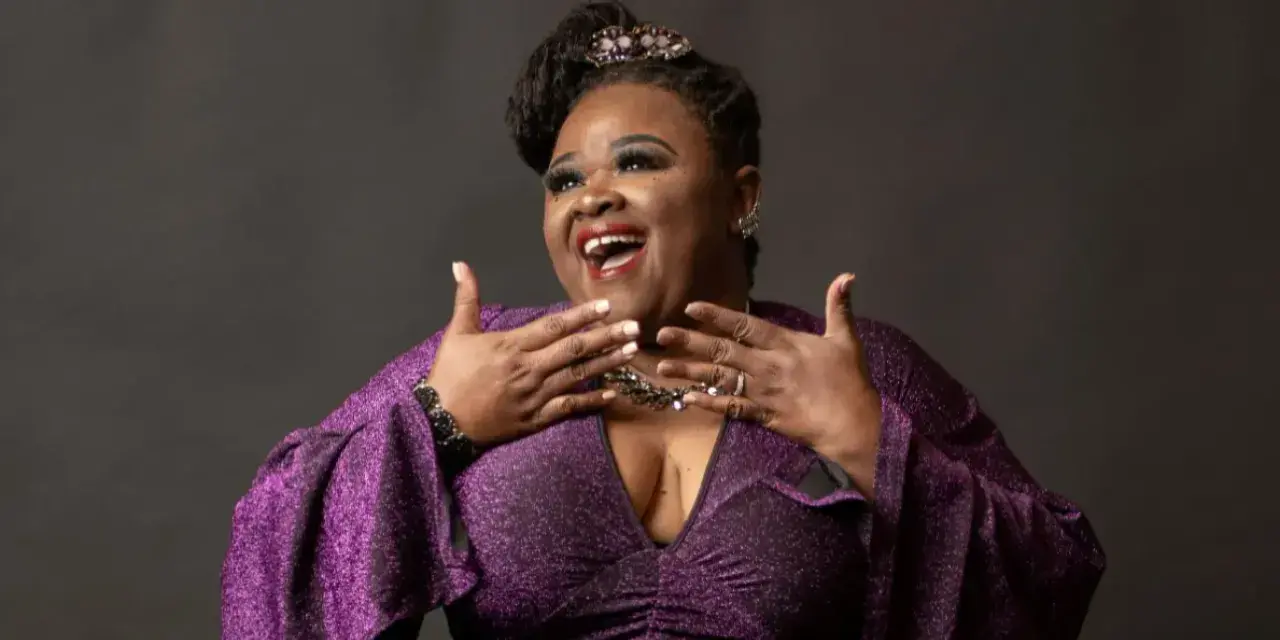 A female singer impersonating Aretha Franklin.