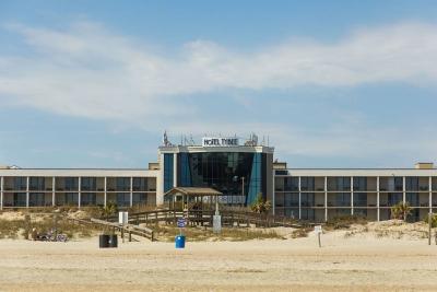 The front exterior view of a hotel on the beach.