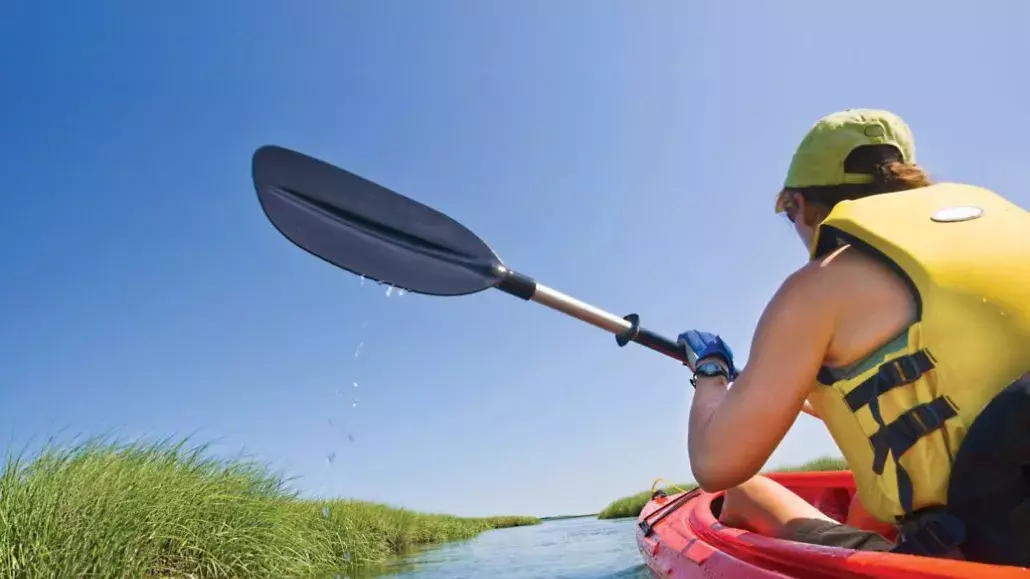 kayaking-through-marsh-tybee-island