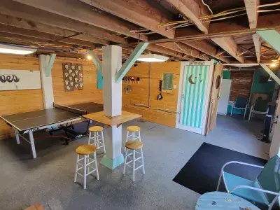 Basement recreational room with ping pong table