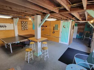 Basement recreational room with ping pong table