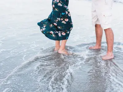 couple-romantic-beach-tybee-island
