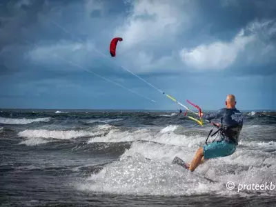 A man parasailing in the ocean.