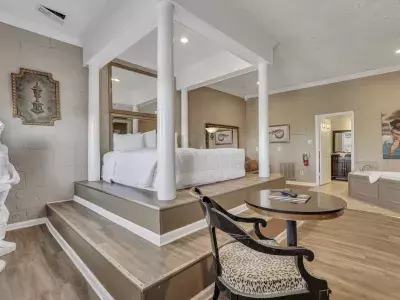 Atlantis Inn Tybee Island Hotel guest suite with white bedding