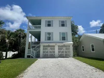 Tybee Island Rentals beach house exterior view and driveway
