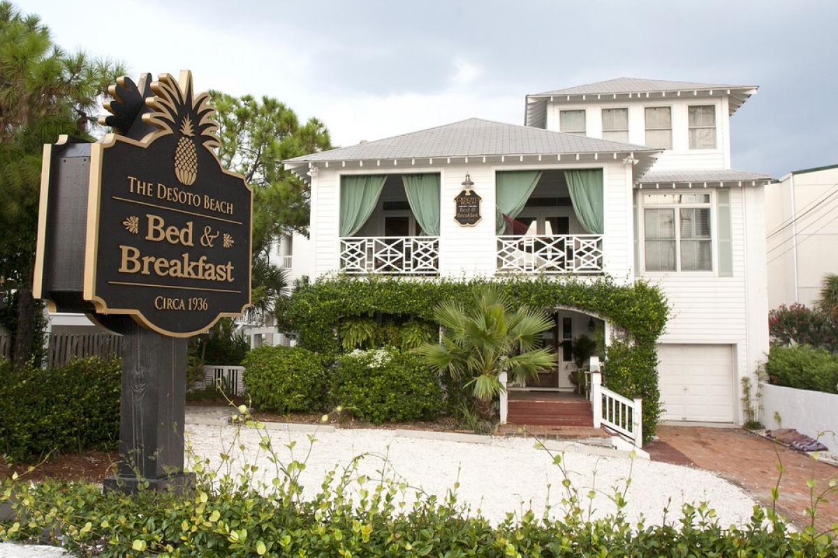 Bed and breakfast hotel. Отель Bed and Breakfast. Break and Bad. Отель бед энд Брекфаст. B&B (Bed and Breakfast).