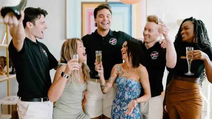 Men and women cheersing with champagne.