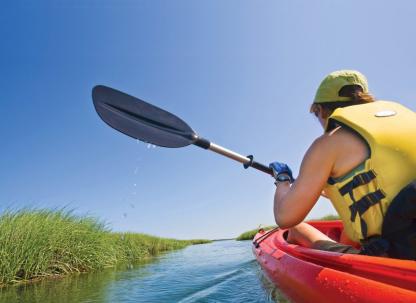 kayaking-through-marsh-tybee-island